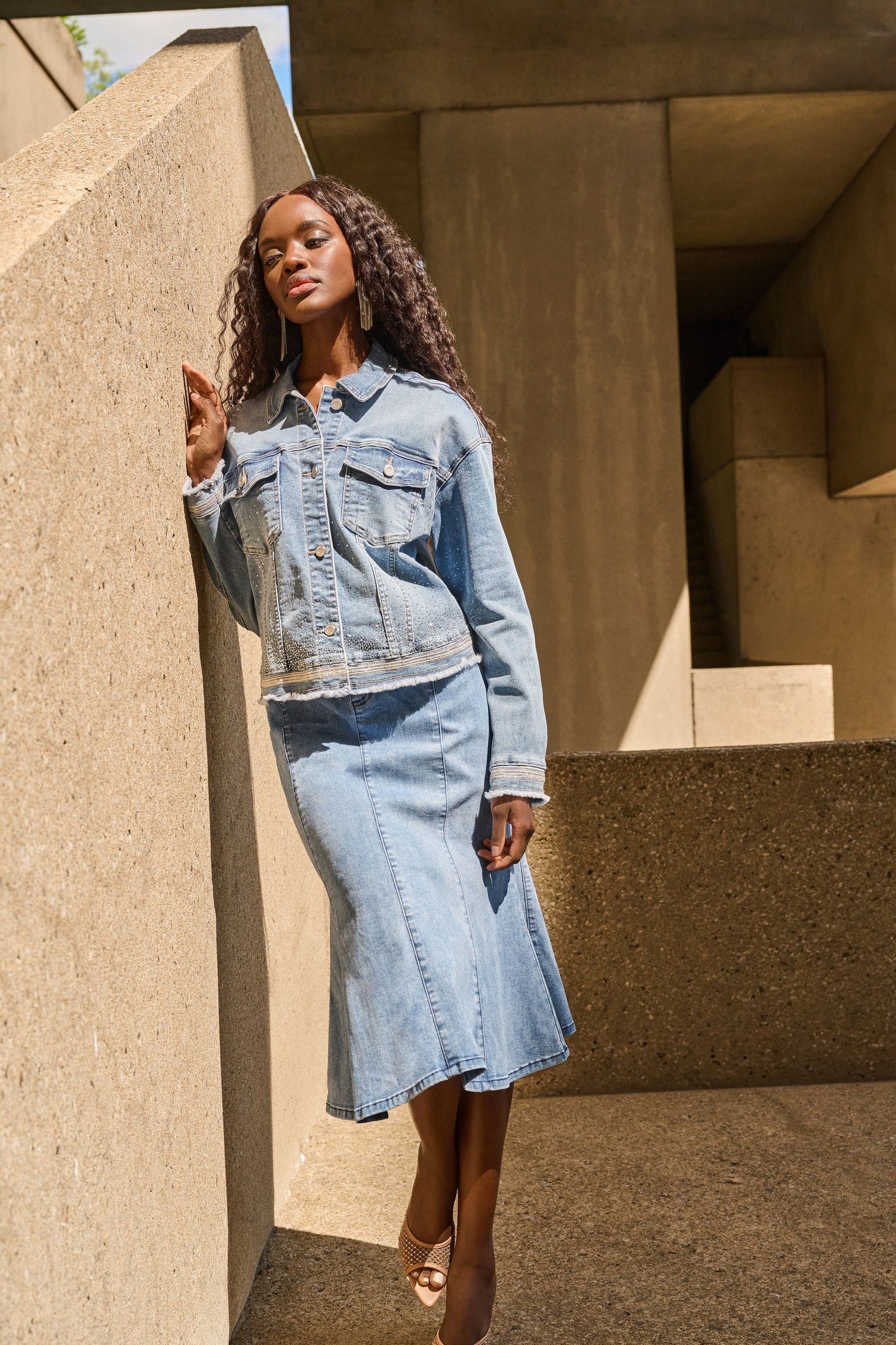 Casual Denim Jacket With Frayed Hem